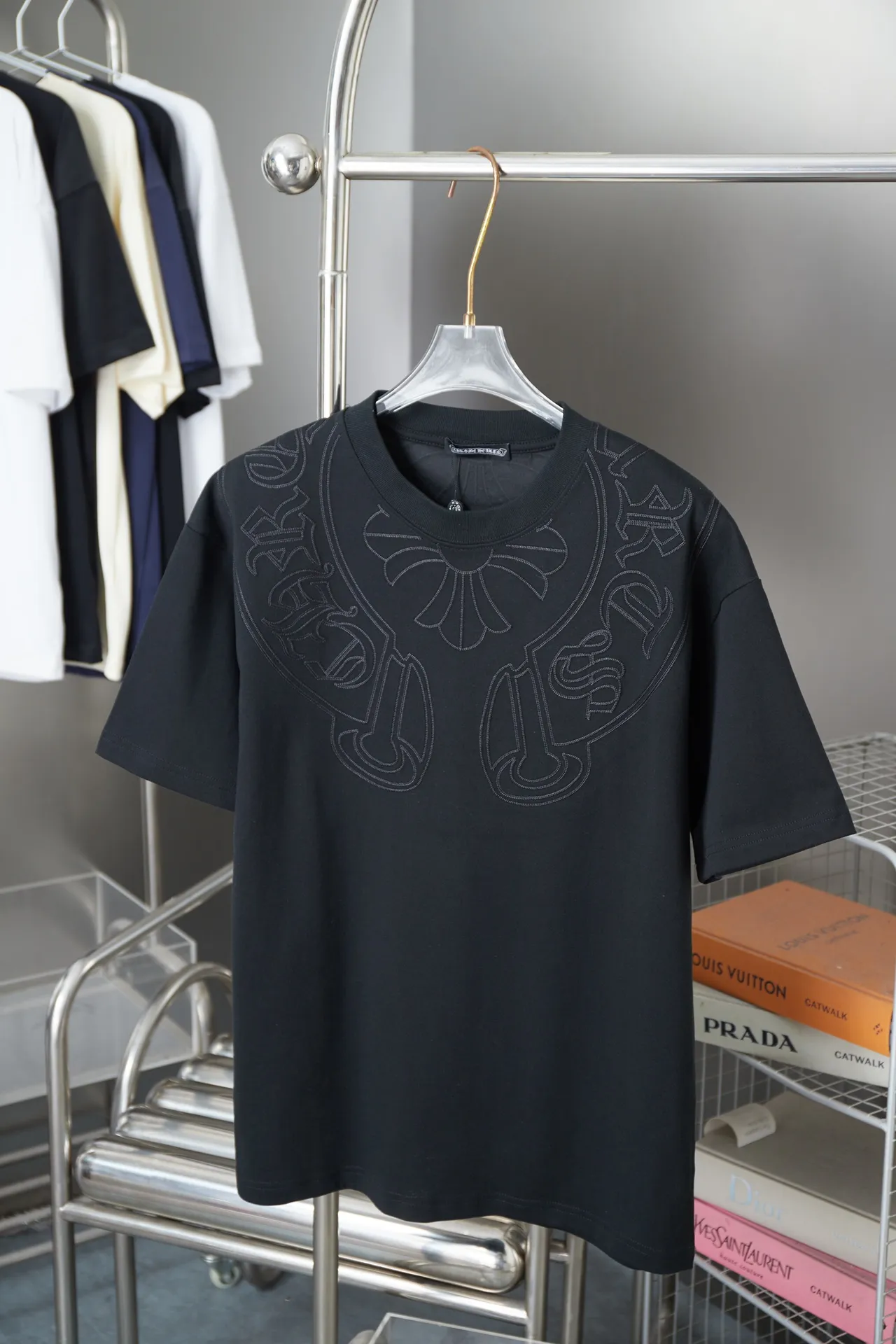 🅿️200 Ch*ome Hearte 25SS early spring new model, hollow embroidered collar and short sleeves with heart, light luxury, essential item for daily commuting for men and women, correct version, welcome to compare, detailed features · 320g 100% pure cotton double yarn jersey fabric · Custom dyed in the same vat, special thickened 32 count double-ply 1X1 thread · Imported Tajima machine embroidery hollow embroidered heart pattern · Garment wash · Double-needle sewing and cross-seam technology · Original main mark, washed tag, brand moisture-proof paper packaging Color: black/white Size: S/M/L/XL